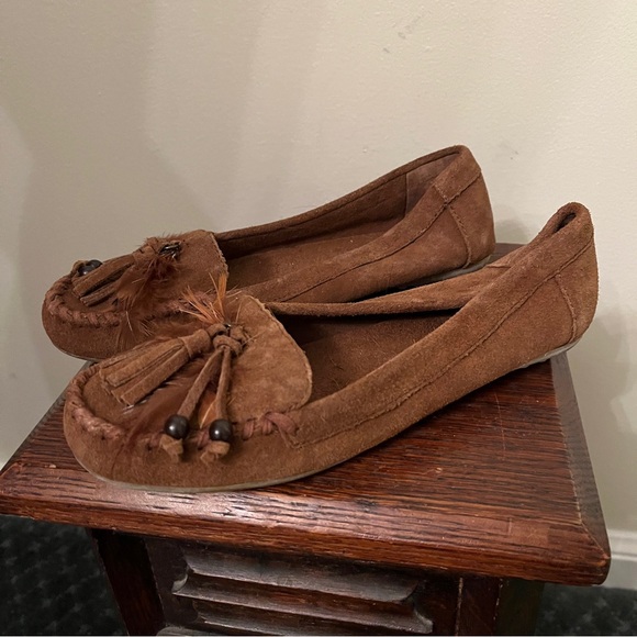 Minnetonka Brown Suede Fringe Feather Flat Moccasins - Picture 2 of 7
